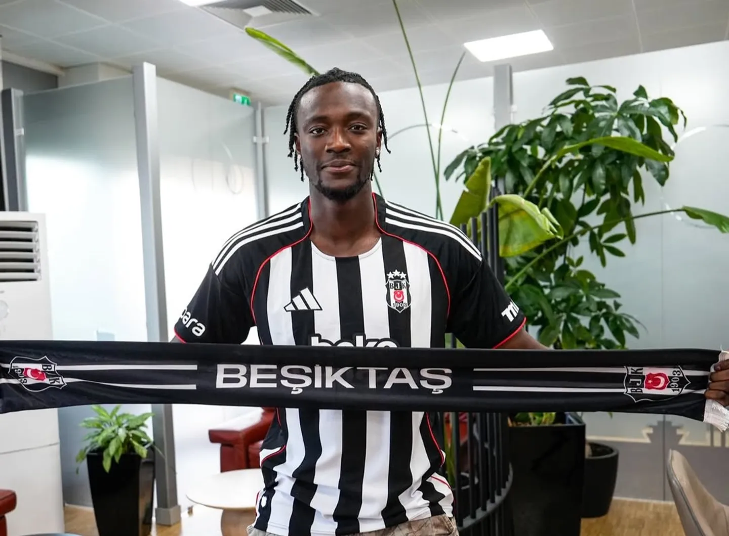 Tammy Abraham leaves AS Roma to join Besiktas on loan.