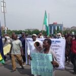 Retired Police Officers Block Presidential Villa Gate Over Pension Scheme Protest in Abuja Retired Police Officers Block Presidential Villa Gate Over Pension Scheme Protest in Abuja